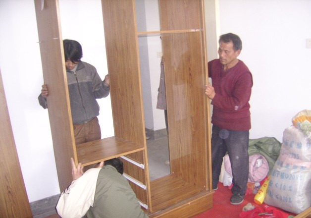 专业人员拆装家具